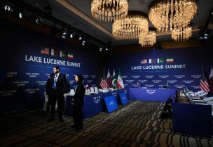 منظر عام لقاعة الاجتماعات قبل اجتماع بين الولايات المتحدة وإيران وباكستان وقطر في منتجع بورجنشتوك الجبلي السويسري يوم 21 يونيو حزيران 2026. تصوير: نيثان هوارد - رويترز