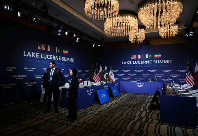 منظر عام لقاعة الاجتماعات قبل اجتماع بين الولايات المتحدة وإيران وباكستان وقطر في منتجع بورجنشتوك الجبلي السويسري يوم 21 يونيو حزيران 2026. تصوير: نيثان هوارد - رويترز