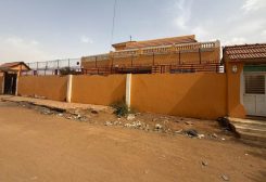 منزل مدني استولى عليه علي رزق الله وهو قائد سابق في قوات الدعم السريع في منطقة الصالحة بجنوب أم درمان يوم 7 يونيو حزيران 2026 - رويترز