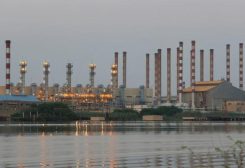 مصفاة عبادان لتكرير النفط في جنوب غرب إيران كما يظهر من الجانب العراقي من شط العرب بصورة من أرشيف رويترز.