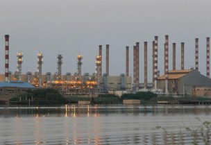 مصفاة عبادان لتكرير النفط في جنوب غرب إيران كما يظهر من الجانب العراقي من شط العرب بصورة من أرشيف رويترز.