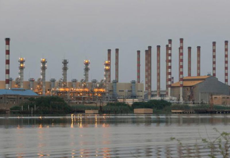 مصفاة عبادان لتكرير النفط في جنوب غرب إيران كما يظهر من الجانب العراقي من شط العرب بصورة من أرشيف رويترز.
