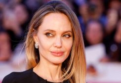 الممثلة أنجلينا جولي تقف لالتقاط الصور على السجادة الحمراء خلال العرض الأول لفيلم «كوتور» في مهرجان روما السينمائي في روما يوم 18 أكتوبر تشرين الأول 2025. ريمو كاسيلي - رويترز