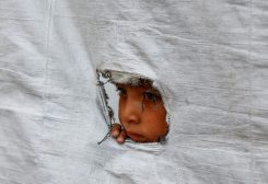 طفل فلسطيني نازح ينظر من خلال ثقب في جدار خيمة في مدينة غزة يوم 6 مايو أيار 2026. تصوير: محمود عيسى - رويترزطفل فلسطيني نازح ينظر من خلال ثقب في جدار خيمة في مدينة غزة يوم 6 مايو أيار 2026. تصوير: محمود عيسى - رويترز