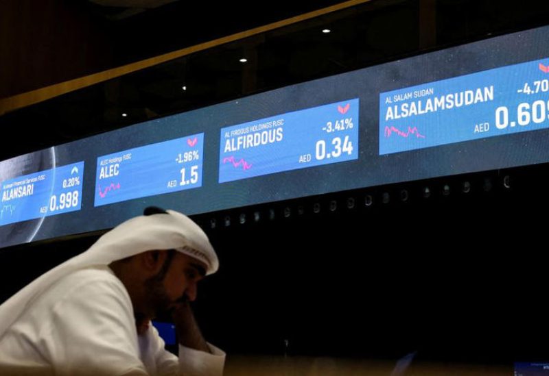 رجل يجلس في سوق دبي المالي وفي الخلفية شاشات تعرض حركة مؤشرات الأسهم في دبي. التقطت الصورة في 30 ديسمبر كانون الأول 2025. تصوير: عمرو الفقي - رويترز