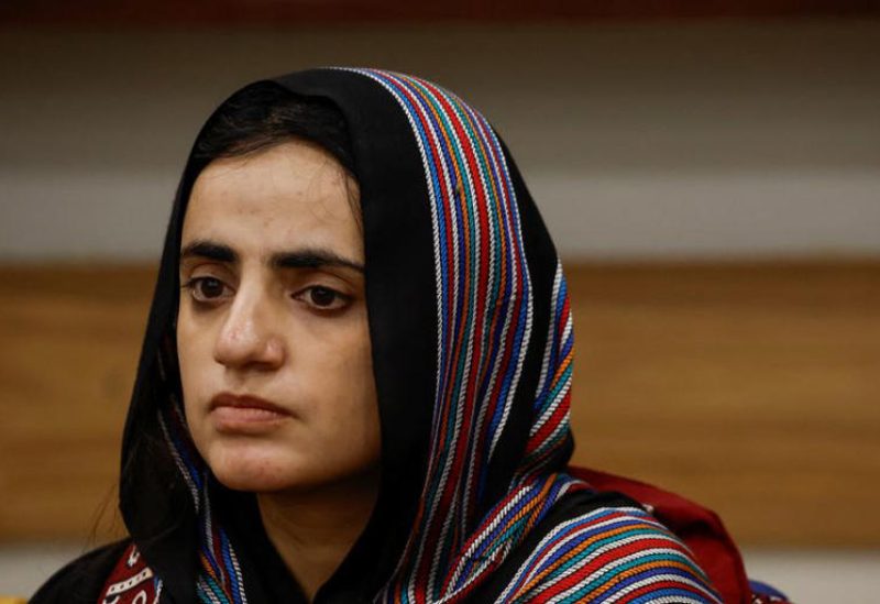 الناشطة البارزة في مجال حقوق الإنسان مهرانج بلوش تستمع إلى الصحفيين في نادي كراتشي للصحافة بباكستان في صورة من أرشيف رويترز.