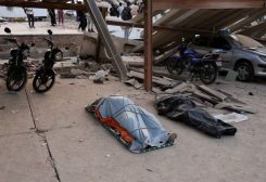 جثتان لشخصين ملقاتان على الأرض تم انتشالهما من تحت أنقاض مبنى منهارعقب زلزال ضرب مدينة لا جايرا بفنزويل