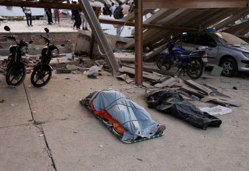 جثتان لشخصين ملقاتان على الأرض تم انتشالهما من تحت أنقاض مبنى منهارعقب زلزال ضرب مدينة لا جايرا بفنزويل