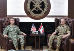 العماد هيكل خلال استقباله الأميرال براد كوبر في قيادة الجيش