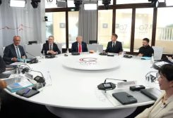 المستشار الألماني فريدريش ميرتس ورئيس الوزراء البريطاني كير ستارمر والرئيس الأمريكي دونالد ترامب والرئيس الفرنسي إيمانويل ماكرون والرئيس الأوكراني فولوديمير زيلينسكي ورئيسة الوزراء اليابانية ساناي تاكايتشي خلال جلسة في قمة مجموعة السبع