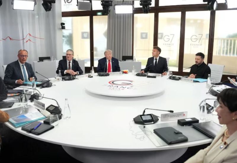 المستشار الألماني فريدريش ميرتس ورئيس الوزراء البريطاني كير ستارمر والرئيس الأمريكي دونالد ترامب والرئيس الفرنسي إيمانويل ماكرون والرئيس الأوكراني فولوديمير زيلينسكي ورئيسة الوزراء اليابانية ساناي تاكايتشي خلال جلسة في قمة مجموعة السبع