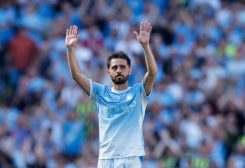 برناردو سيلفا لاعب مانشستر سيتي السابق يلوح للجماهير عقب استبداله خلال إحدى مبارياته في الدوري الإنجليزي الممتاز