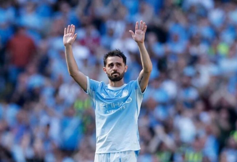برناردو سيلفا لاعب مانشستر سيتي السابق يلوح للجماهير عقب استبداله خلال إحدى مبارياته في الدوري الإنجليزي الممتاز