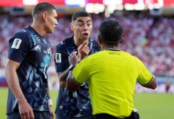 ميغيل ألميرون، لاعب وسط باراغواي، يحتج على قرار طرده خلال مواجهة منتخب بلاده أمام تركيا ضمن منافسات كأس العالم لكرة القدم