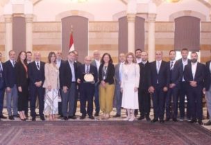 رئيس الحكومة نواف سلام خلال لقائه وفد منظمة Young Presidents’ Organization في السراي الحكومي