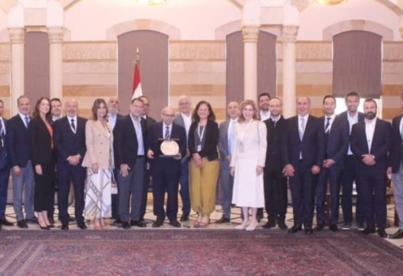 رئيس الحكومة نواف سلام خلال لقائه وفد منظمة Young Presidents’ Organization في السراي الحكومي