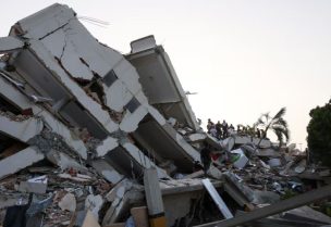 أنقاض مبنى منهار في أعقاب زلزال في فنزويلا