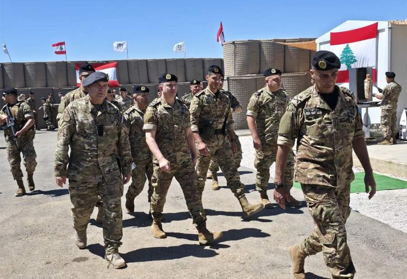 قائد الجيش ورئيس أركان الدفاع الهولندي يقومان بجولة على مركز حدودي في جرود منطقة حلوة
