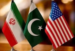 علم باكستان يتوسط علمي إيران وأمريكا