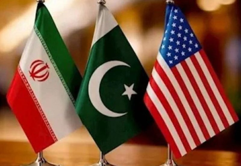 علم باكستان يتوسط علمي إيران وأمريكا