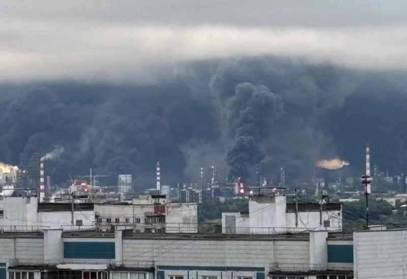 أعمدة كثيفة من الدخان واللهب تتصاعد من مصفاة نفط في أعقاب غارة جوية أوكرانية بطائرات مسيرة على موسكو