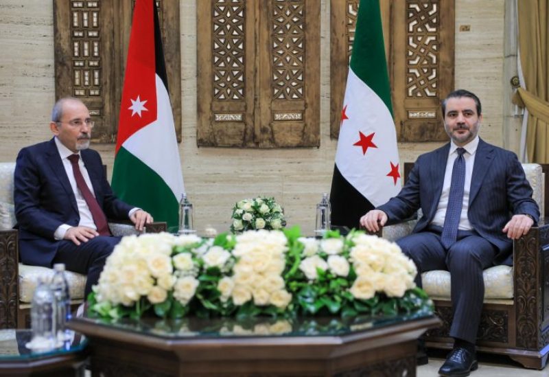 وزير الخارجية والمغتربين السوري أسعد حسن الشيباني مع نائب رئيس الوزراء ووزير الخارجية وشؤون المغتربين الأردني أيمن الصفدي