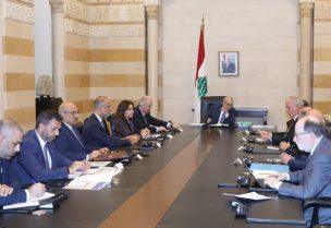 رئيس مجلس الوزراء الدكتور نواف سلام خلال اجتماع تحضيري لبحث خطوات العودة والتعافي في الجنوب