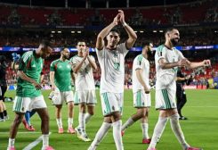 لاعبو منتخب الجزائر يحتفلون بالتأهل إلى دور 32 كأس العالم - رويترز