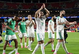 لاعبو منتخب الجزائر يحتفلون بالتأهل إلى دور 32 كأس العالم - رويترز