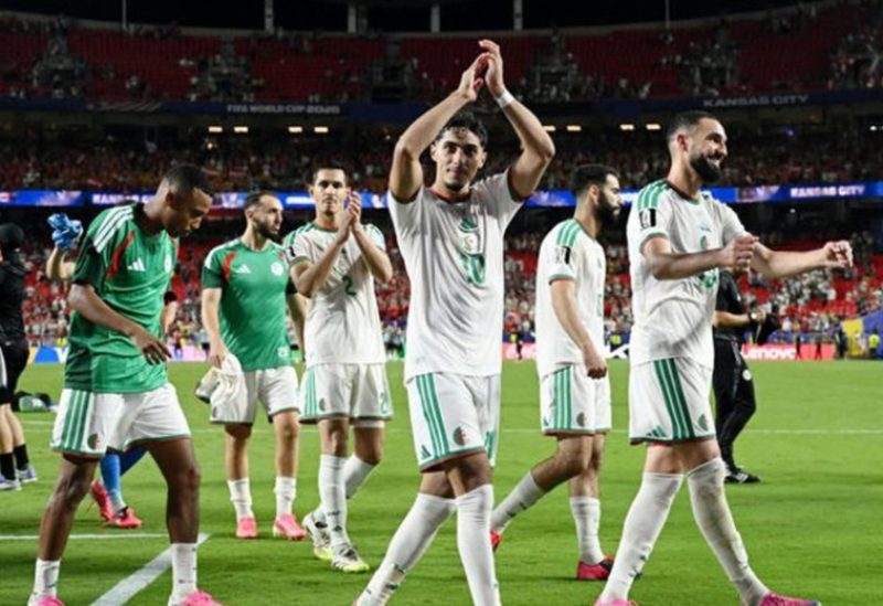 لاعبو منتخب الجزائر يحتفلون بالتأهل إلى دور 32 كأس العالم - رويترز