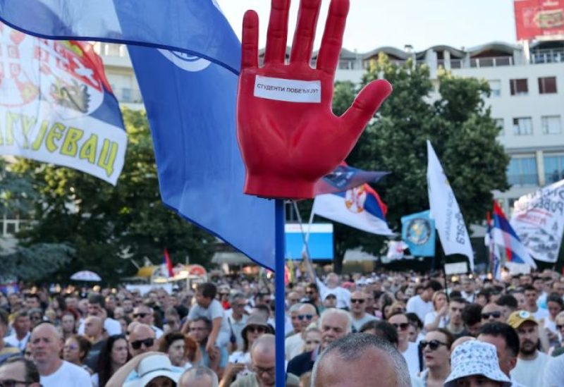 تجمع لمتظاهرين صربيين في احتجاج بمدينة كرالييفو يوم 28 يونيو حزيران 2026. رويترز