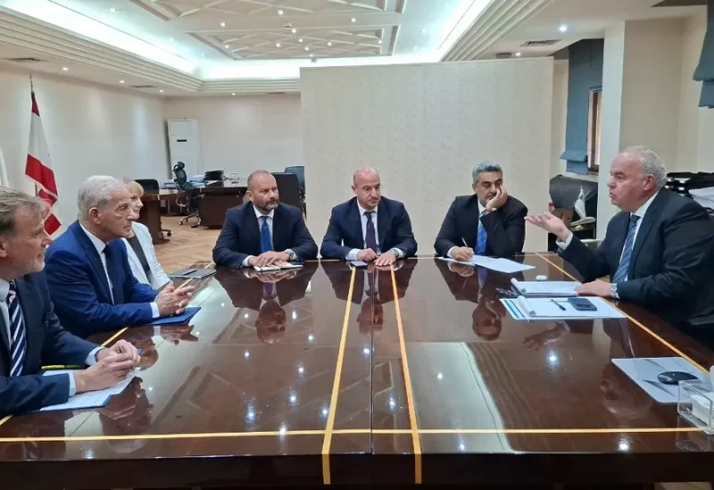 وزير الاتصالات اللبناني شارل الحاج في مكتبه بالوزارة السفير الأميركي لدى لبنان ميشال عيسى