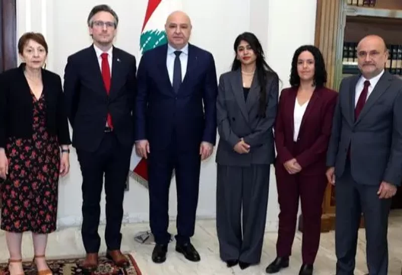 رئيس الجمهورية اللبنانية جوزاف عون، خلال استقباله وفداً من النواب في البرلمانين الفرنسي والأوروبي في قصر بعبدا
