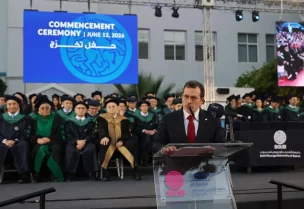 وزير المهجرين ووزير الدولة لشؤون التكنولوجيا والذكاء الاصطناعي الدكتور كمال شحادة خلال تمثيله رئيس الجمهورية العماد جوزاف عون في حفل تخريج دفعة من طلاب جامعة القديس جاورجيوس في بيروت، بحضور عدد من الشخصيات السياسية والروحية والأكاديمية، بينهم متروبوليت بيروت وتوابعها للروم الأرثوذكس المطران الياس عودة، ونائب رئيس مجلس الوزراء الدكتور طارق متري، ووزير الدفاع ميشال منسى والنائب غسان حاصباني.