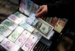 الدولار الأميركي إلى جانب العملة الإيرانية