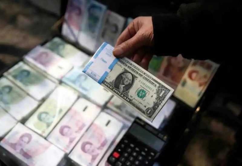الدولار الأميركي إلى جانب العملة الإيرانية