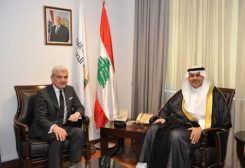 وزير الصناعة جو عيسى الخوري مستقبلاً سفير المملكة العربية السعودية لدى لبنان فهد بن عبد الرحمن الدوسري