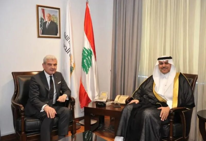 وزير الصناعة جو عيسى الخوري مستقبلاً سفير المملكة العربية السعودية لدى لبنان فهد بن عبد الرحمن الدوسري