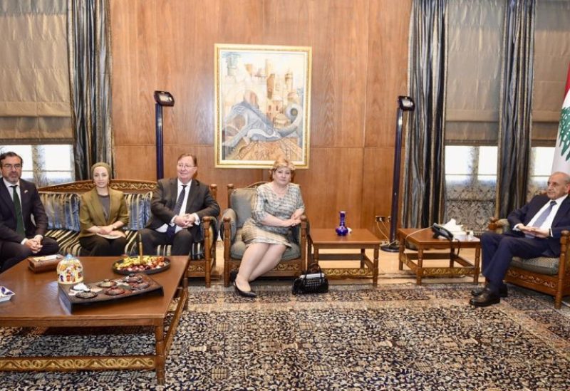 رئيس مجلس النواب نبيه بري في مقر الرئاسة الثانية في عين التينة وفدا نيابيا بريطانيا