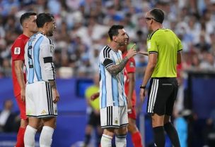 ميسي خلال حديثه مع حكم مباراة الأرجنتين وسويسرا