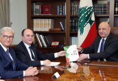 رئيس الجمهورية العماد جوزاف عون، بعد ظهر اليوم في قصر بعبدا، رئيس الهيئة الوطنية لمكافحة الفساد القاضي كلود كرم، يرافقه نائب الرئيس الدكتور فواز كبارة وأعضاء الهيئة