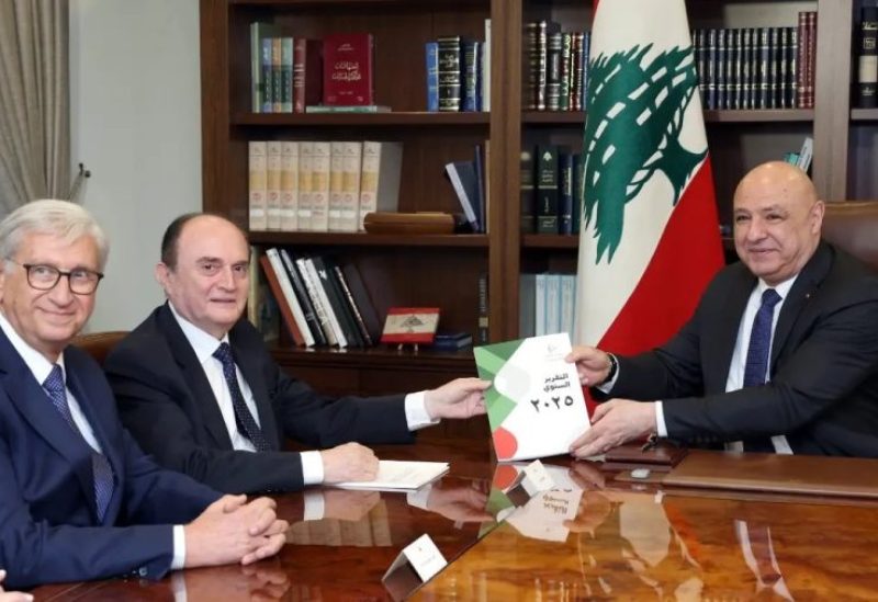 رئيس الجمهورية العماد جوزاف عون، بعد ظهر اليوم في قصر بعبدا، رئيس الهيئة الوطنية لمكافحة الفساد القاضي كلود كرم، يرافقه نائب الرئيس الدكتور فواز كبارة وأعضاء الهيئة