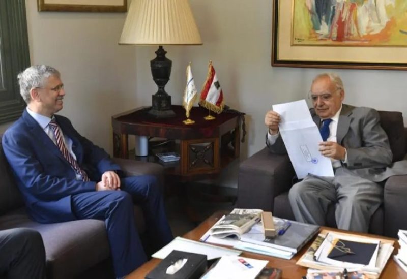 وزير الثقافة غسان سلامة، اليوم، في مكتبه في المكتبة الوطنية – الصنائع، السفير الباكستاني لدى لبنان سلمان أطهر