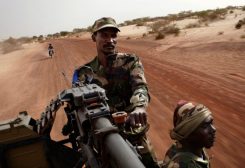 جنود ماليون يستقلون شاحنة بيك آب. رويترز