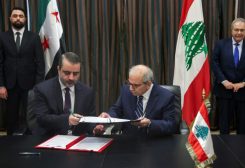 الرئيس نواف سلام ووزير الخارجية السوري خلال توقيع الاتفاقية بين لبنان وسوريا