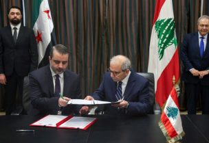 الرئيس نواف سلام ووزير الخارجية السوري خلال توقيع الاتفاقية بين لبنان وسوريا