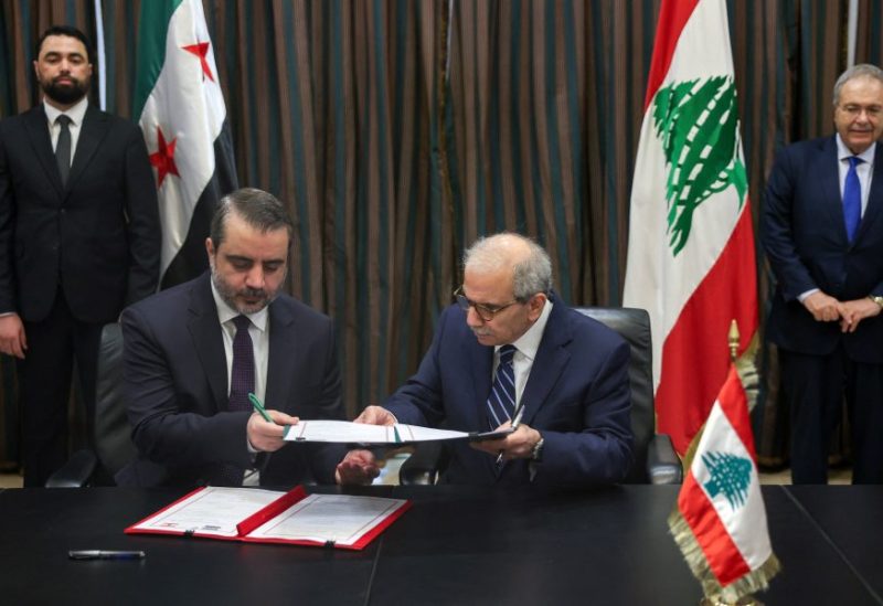 الرئيس نواف سلام ووزير الخارجية السوري خلال توقيع الاتفاقية بين لبنان وسوريا