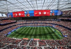 نتيجة مباراة إسبانيا ضد النمسا تظهر على الشاشة مع لاعب المنتخب الإسباني أيمريك لابورت. رويترز