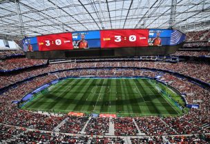 نتيجة مباراة إسبانيا ضد النمسا تظهر على الشاشة مع لاعب المنتخب الإسباني أيمريك لابورت. رويترز