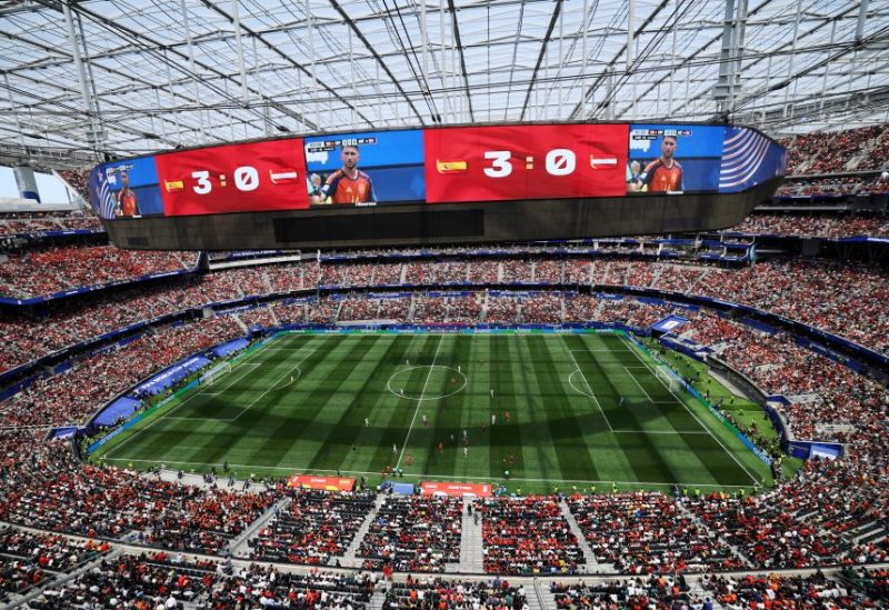 نتيجة مباراة إسبانيا ضد النمسا تظهر على الشاشة مع لاعب المنتخب الإسباني أيمريك لابورت. رويترز